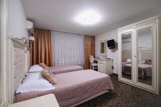 Отель Hotel Royal Craiova Крайова Стандартный двухместный номер с 2 отдельными кроватями-1